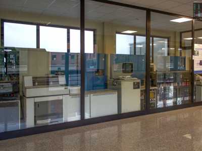 Il docente ci indica subito un calcolatore grigio di notevoli proporzioni. � il �Mainframe�: si tratta del primo computer della storia e risale agli anni 40. � grande quanto una stanza e supportava una notevole quantit� di memoria e capacit� di archiviazione